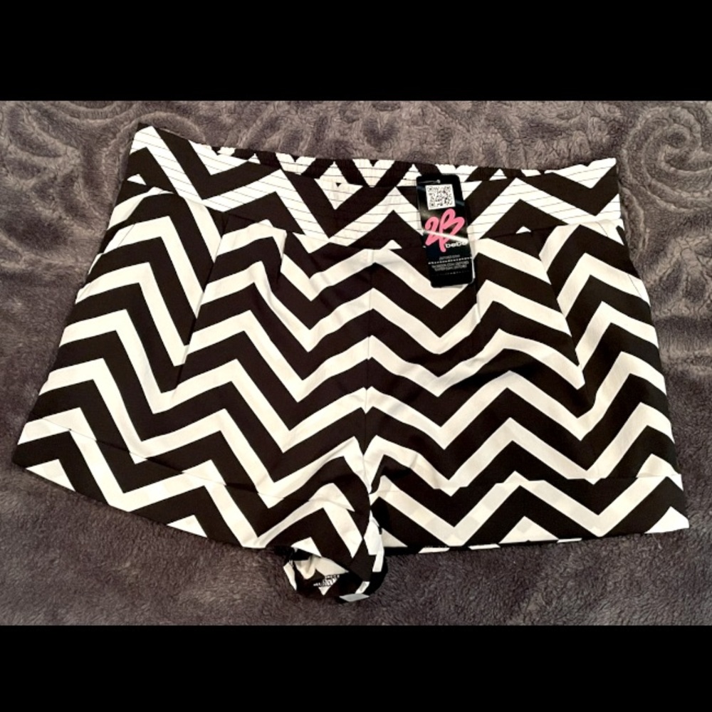 **BRAND NEW!!** 2B BEBE Dress shorts! Black & white, chevron pattern, Size: M